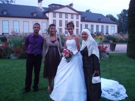 Naj, sa soeur, sa cousine et sa mère