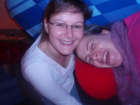 Lucie et Eliz bande de sale folle!