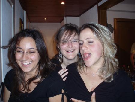 Et pour feter l'appart, une petite soiré, ici Estelle, Lucie et Eliz!!! Trop belle