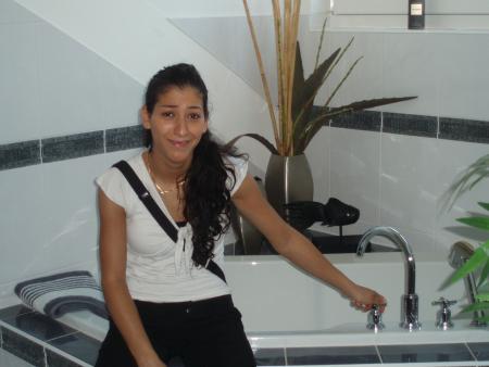 Fait pas cette tête Imène un jour Gaël aussi t'achetera une maison avec une salle de bains comme ca!!!!